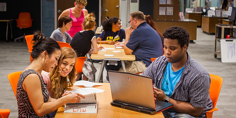 Students studying together in SCC Tutoring Center