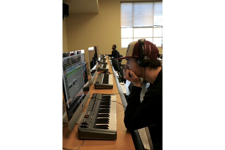 Student at keyboard in Midi Lab
